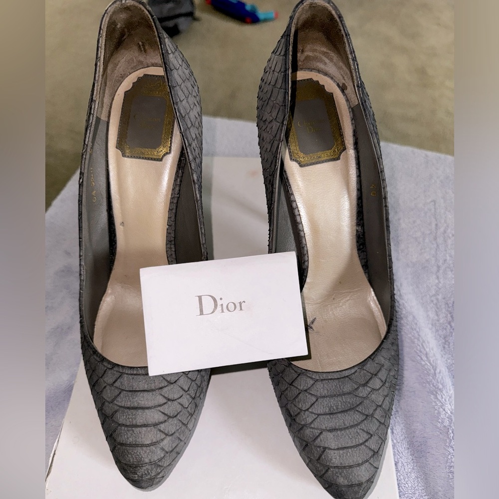 Dior women gray snake print pumps sz 40. Gold CD hardware on back heel.
